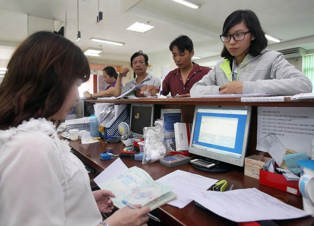 勞工在市社保機關辦理社保手續。