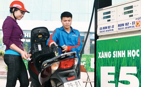 市民在平盛郡一個加油站加E5汽油。