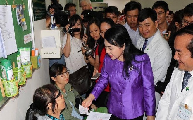 衛生部長阮氏金進親往西貢環美醫院檢查診治病工作時與求診者交談。（圖源：黃蘭）