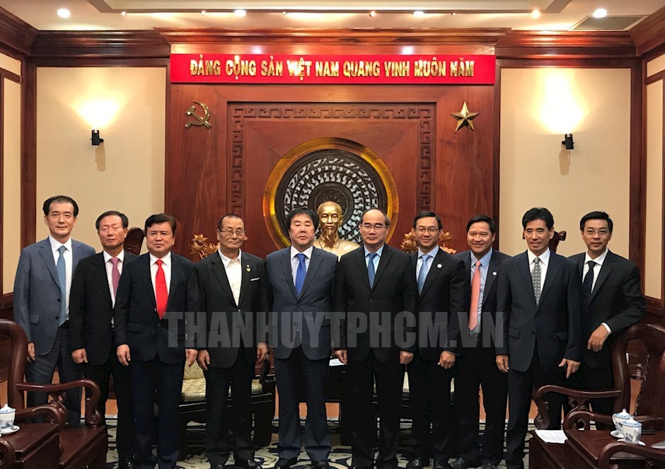 市委書記阮善仁(右五)與SM Group集團主席Woo Oh-hyun(左五)及隨團人員合影。(圖源:市黨部新聞網)