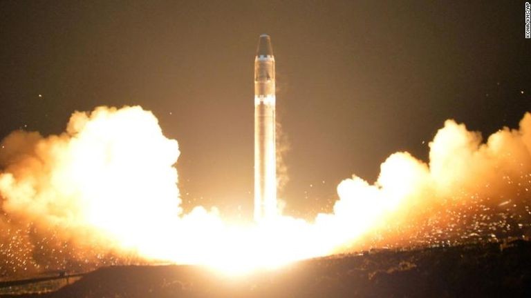 朝鮮發射的“火星-15”彈道導彈為新型洲際級彈道導彈。(圖源:CNN)