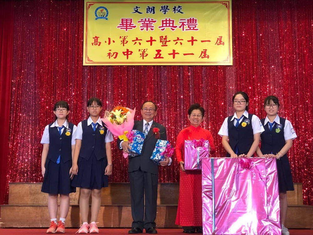 畢業生向學校贈送禮物，以感謝校委、老師的諄諄教誨。