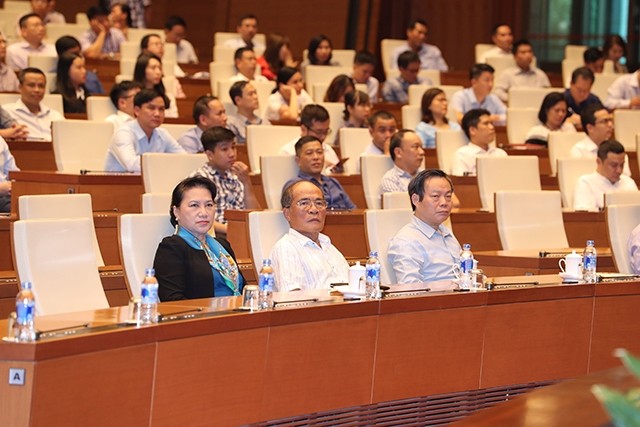 國會主席阮氏金銀、原國會主席阮生雄及國會副主席馮國顯出席了紀念儀式。(圖源:仲德)