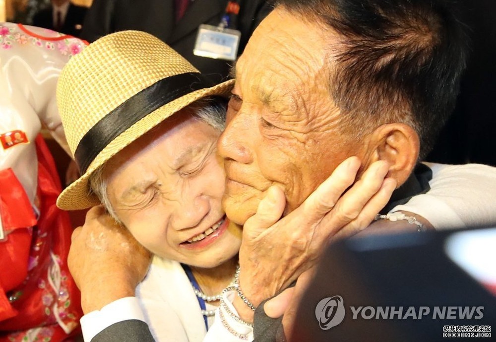 韓方92歲高齡的老母親(左)與在朝兒子相認後緊緊擁抱在一起。