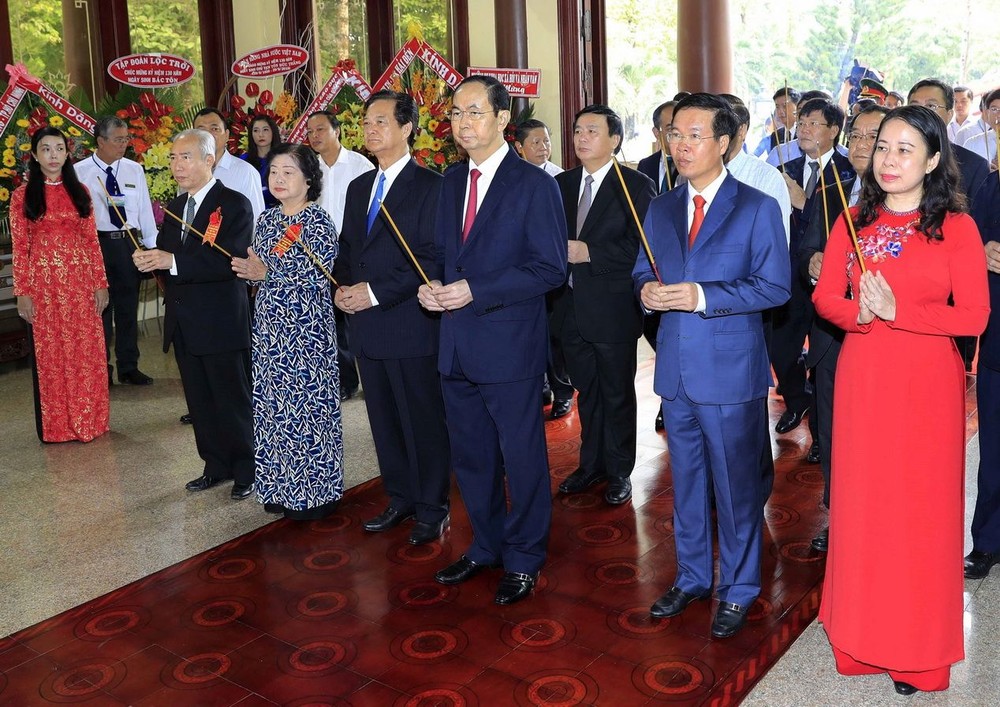 國家主席陳大光與各代表上香緬懷孫德勝主席。(圖源:顏創)