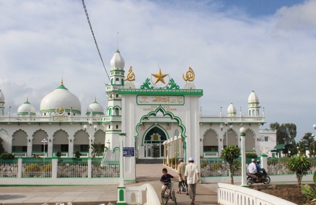 古爾邦節是我國穆斯林的盛大節日。圖為位於安江省新州市周豐鄉的Masjid Jamiul Azhar 伊斯蘭教大教堂。(圖源:互聯網)