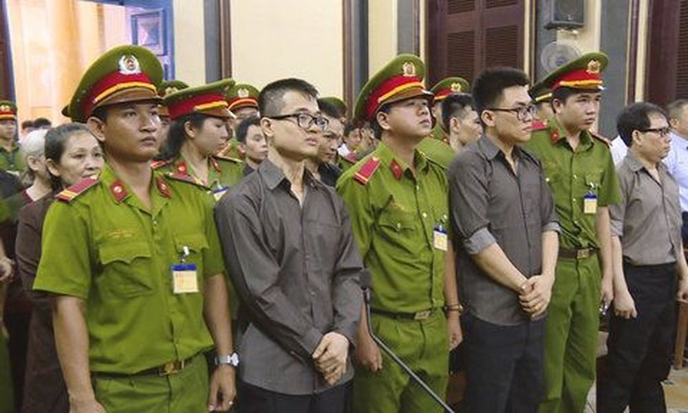 各被告人、法警及庭上所有出席者站立著聽審判長宣讀判決書。（圖源：VOV）