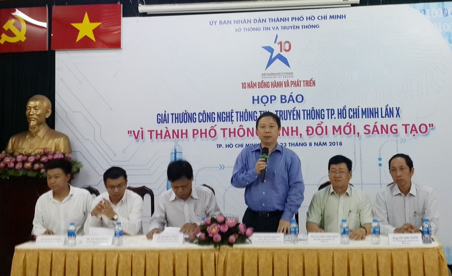 市新聞與傳播廳長楊英德介紹資訊技術獎活動。