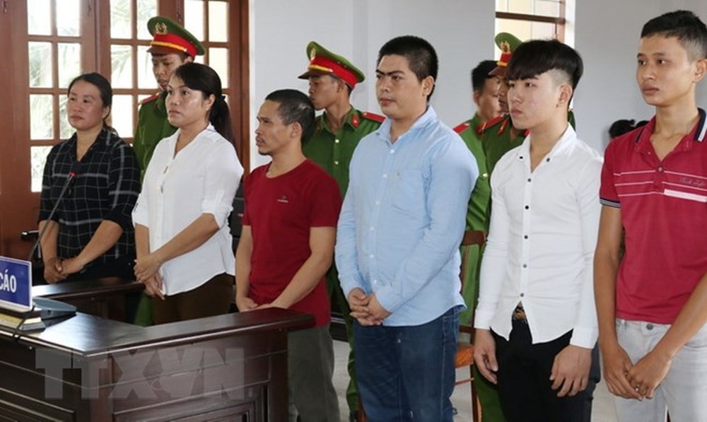 出庭受審的6名被告。（圖源：越通社）
