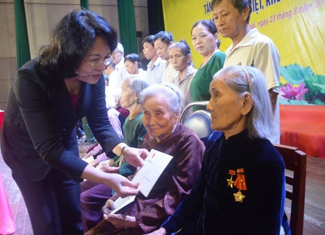 國家副主席鄧氏玉盛向廣義省優撫家庭與貧困戶贈送禮。（圖源：人民報）