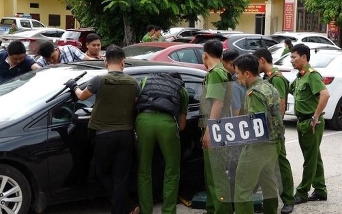 擾亂者固守在汽車裡。（圖源：越雄）