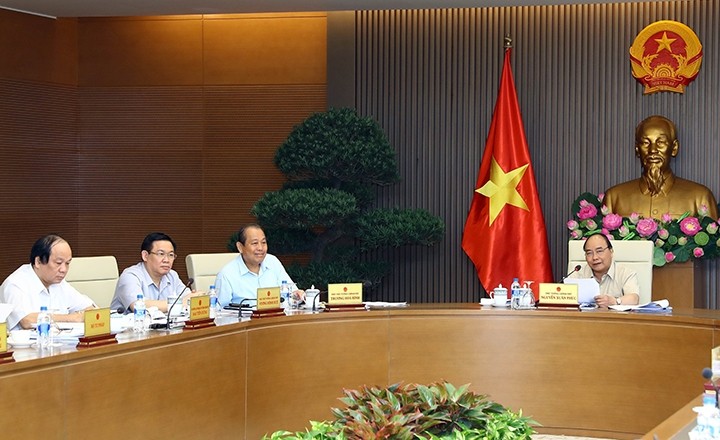 政府總理阮春福(右一)主持討論10大內容的政府常務會議。(圖源:統一)