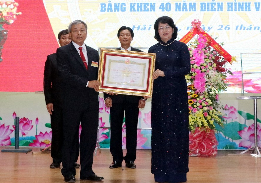 受國家主席委託,國家副主席鄧氏玉盛向海厚縣幹部與人民轉授在抗法殖民侵略戰爭時期人民武裝力量英雄稱號。(圖源:文達)