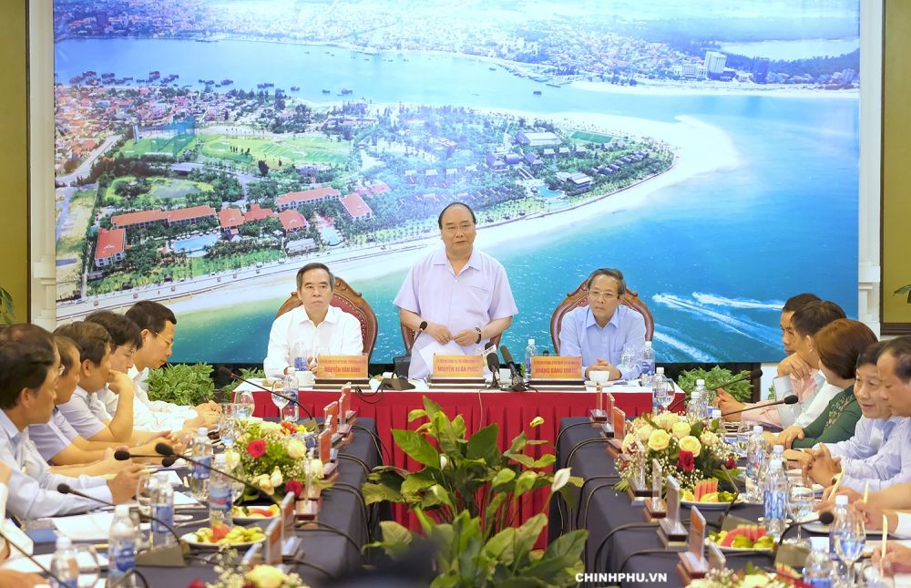 政府總理阮春福（中）在會議上發表講話。（圖源：chinhphu.vn）