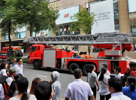 市消防警察科聞訊後迅速調派多輛消防車和數十名消防員趕抵現場滅火。（圖源：友科）