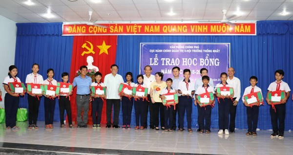政府常務副總理張和平向好學貧困學生頒發助學金。(圖源:越通社)
