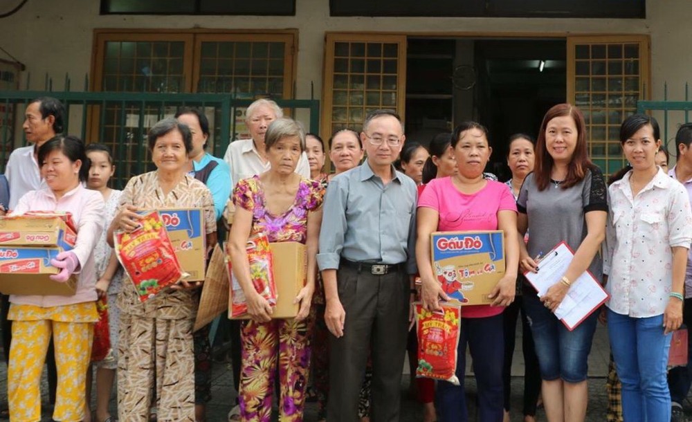 本報代表去年底向第六郡貧困戶派發新年禮物。