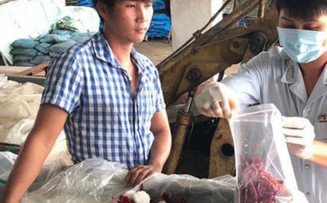 職能力量收取志強私營企業的鹹辣椒樣品做檢驗。