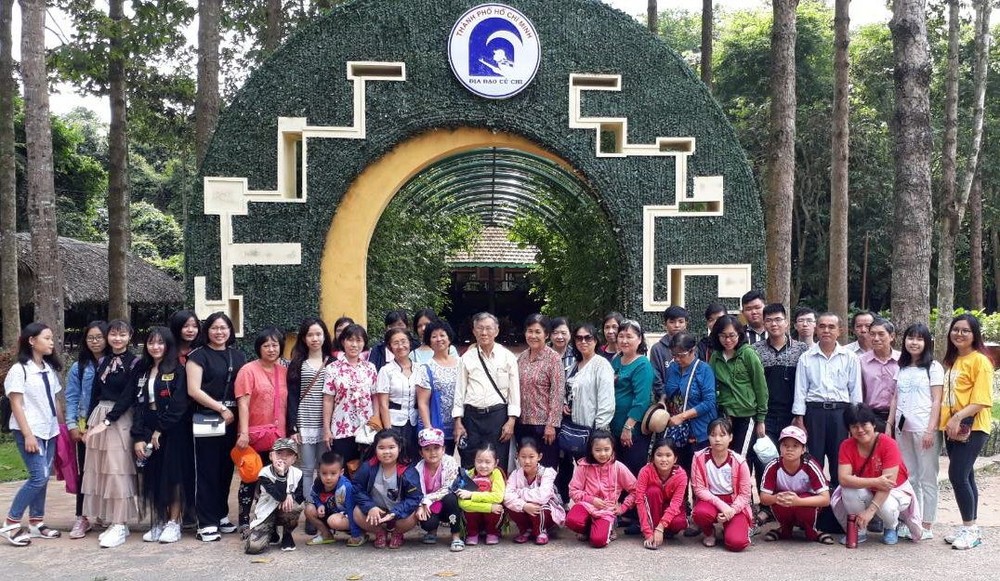 啟秀華文中心校委及學生參觀古芝地道。