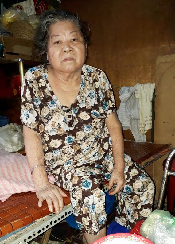 繆霞需要助行架才能移動。