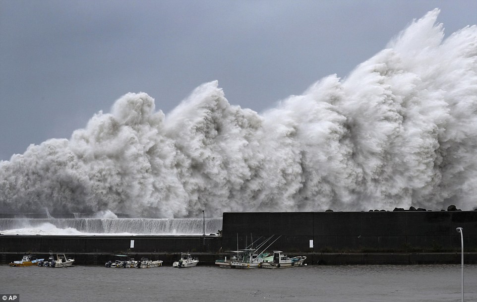 日本高知縣海岸掀起的巨浪。(圖源:AP)
