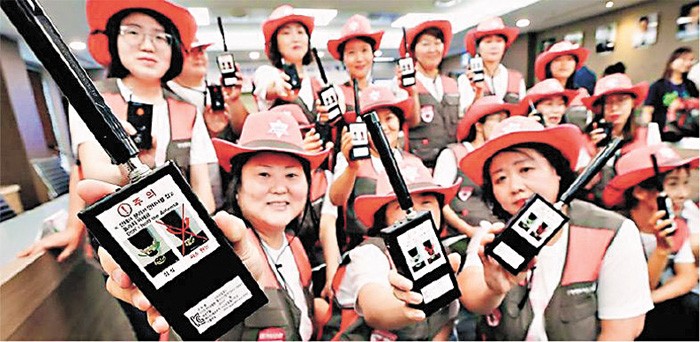 首爾通過培訓的巡邏員，各人手執一部針孔攝像頭探測儀。（圖源：互聯網）