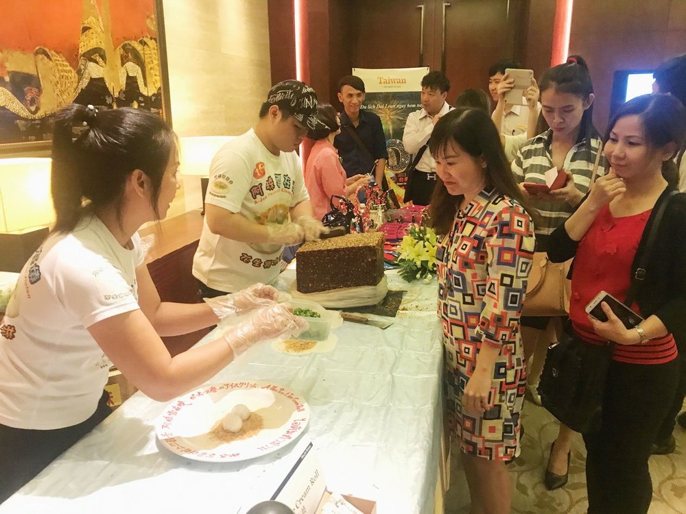 台灣旅遊業者向參觀者介紹美食。