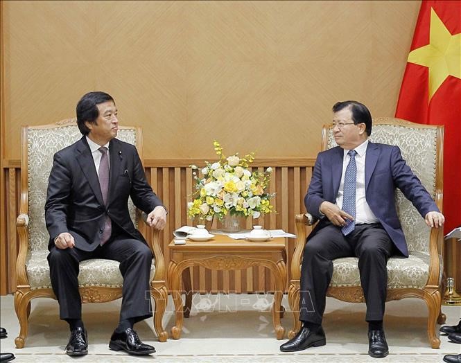 政府副總理鄭廷勇（右）接見日本海洋專責部長、越日友好議員聯盟辦公廳主任福井照。（圖源：越通社）