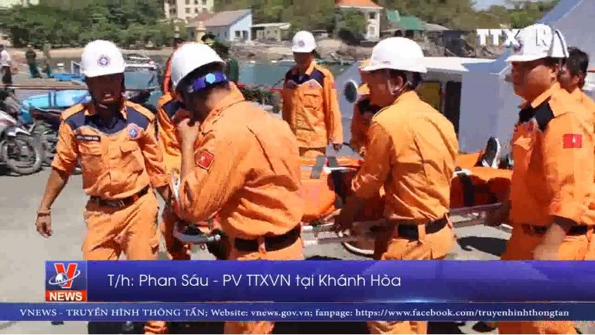 海上受傷的中國籍船員獲送上岸搶救。(圖源:越通社視頻截圖)