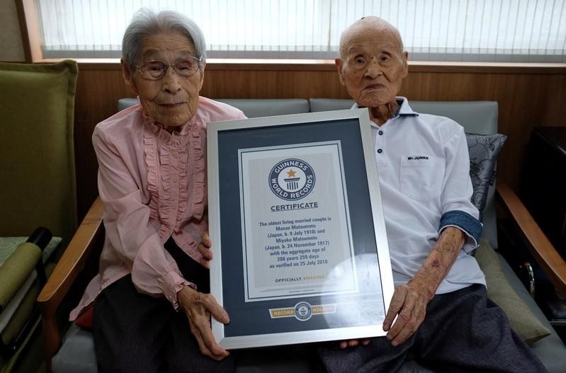 日本一對人瑞夫婦結婚逾80載，雙方年齡加起來高達208歲，獲吉尼斯世界紀錄認證為目前在世最長壽夫婦。（圖源：路透社）