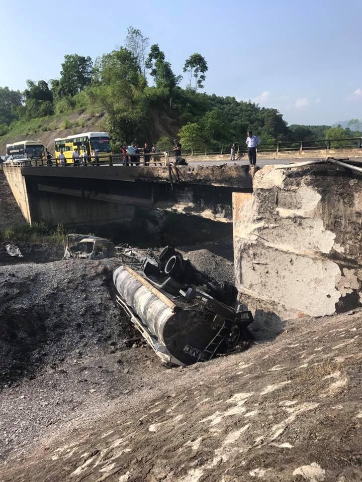 油槽車翻落橋下,發出爆炸巨響和猛烈燃燒起來。(圖源:DC)
