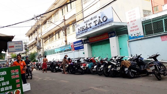 在第十郡日早小學後門前被摩托車緊緊封閉。 