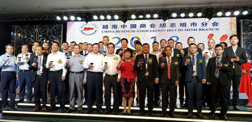 吳駿總領事、翁明照會長與各理事上台向大家敬酒。