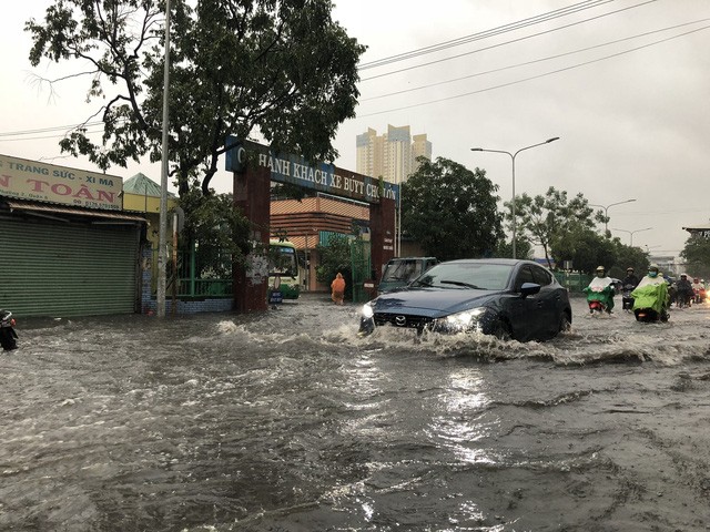 堤岸巴士車站前嚴重受淹。（圖源：廷草）