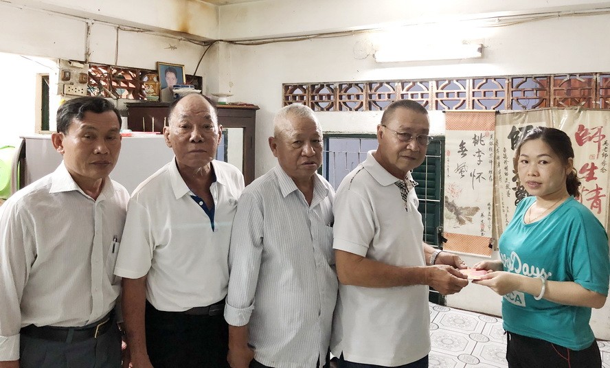 崇華(歐姬)華文中心董監事會副董事長畢皖勛、李庭輝、劉厚全、王國財以及文書鄒平，將該中心董監事會所籌得的款項2250萬元轉交給吳銀桂老師的家人。