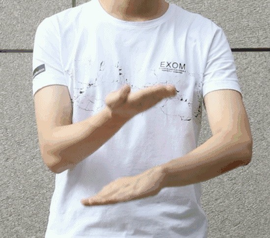 拍手背祛老年斑。（示意圖源：互聯網）