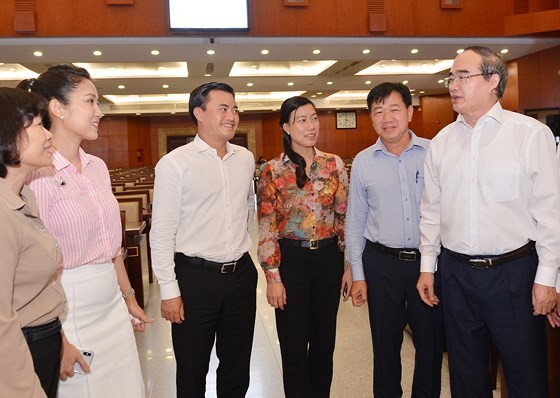 市委書記阮善仁(右一)在專題報告間隙同與會者交談。(圖源:越勇)
