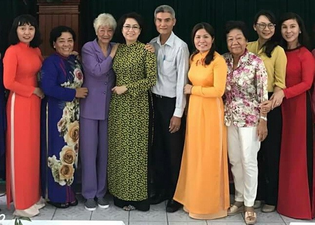 余惠蓮大娘(左三)生前與市、郡領導及越華婦女合照。