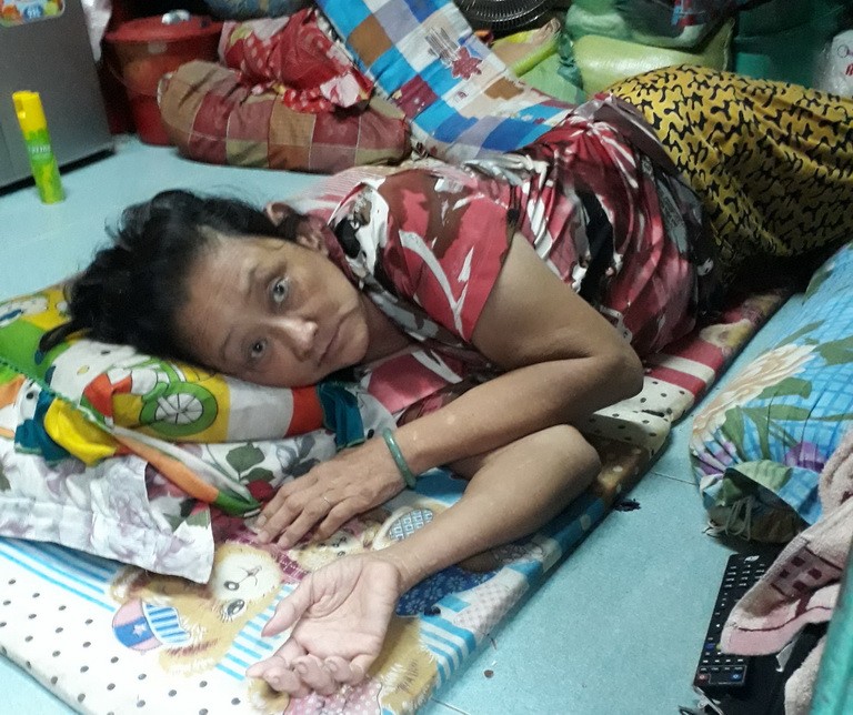 江妹的房子狹小，病重的她只能躺在地板上。