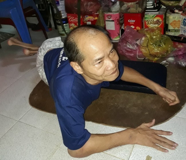 黃文南只能躺在地上爬著移動。