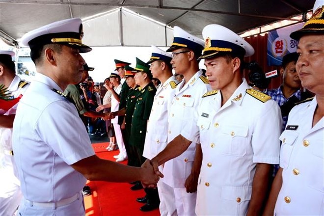 韓國海軍“文武大王號”驅逐艦抵達峴港市仙沙港，開始對峴港市正式友好訪問。（圖源：越通社）