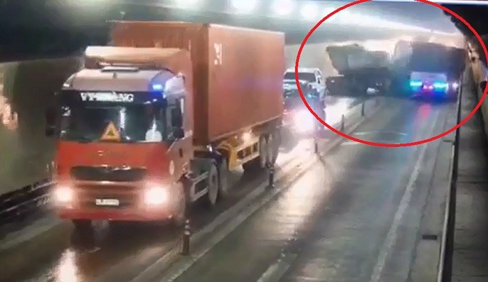 圖中畫紅圈的是兩車頭對頭相撞鏡頭瞬間。（圖源：監控視頻截圖）