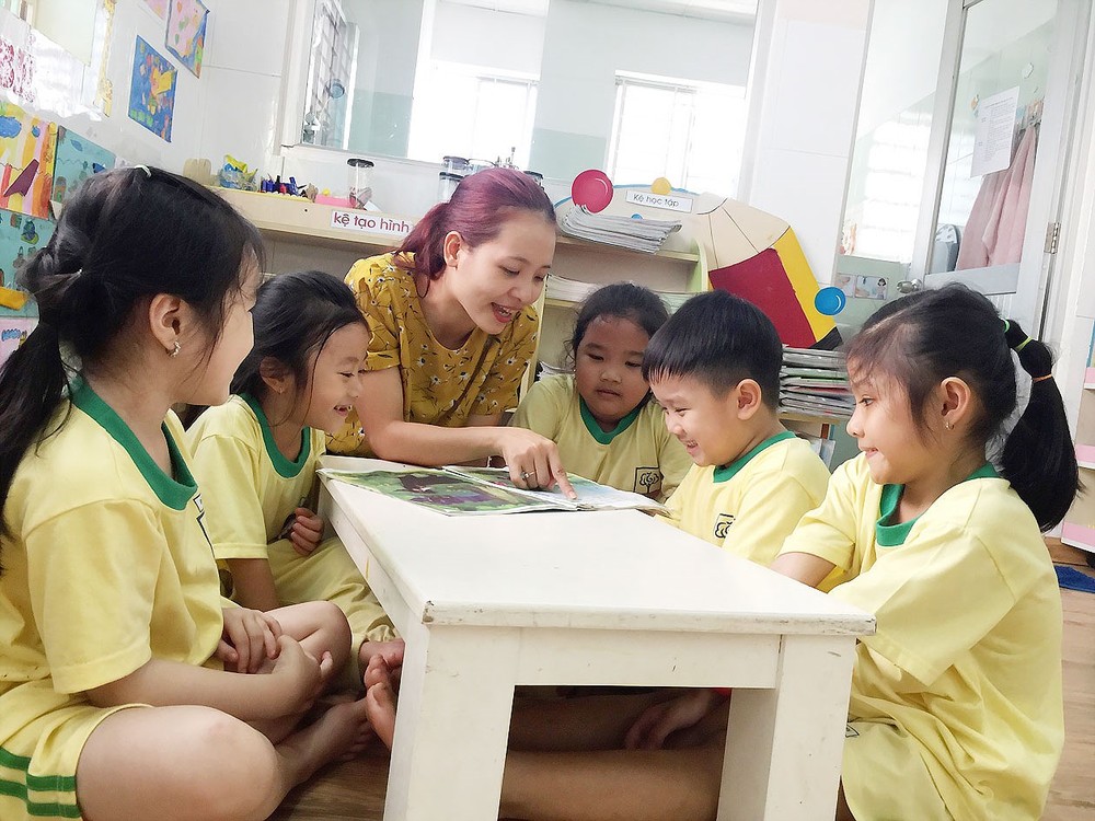 師生們在上故事課。