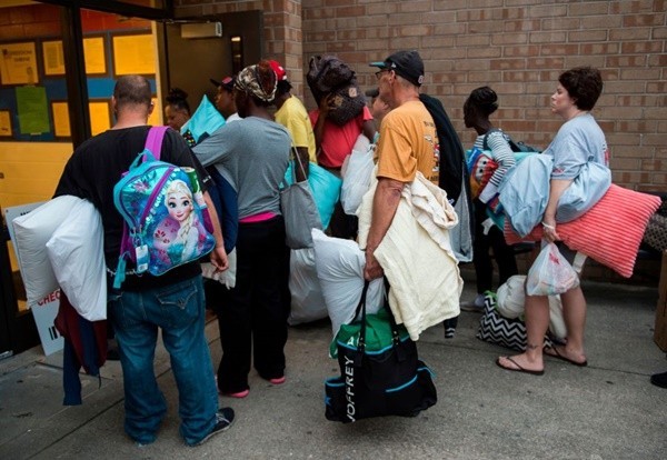 弗吉尼亞州、北卡羅來納州和南卡羅來納州沿海地區有超過170萬人被命令撤離，民眾忙加油搶購物資。（圖源：Getty Images）