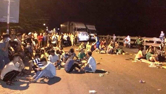 本月2日晚,有逾500人前往譜盛鄉1A國道路段攔截車輛,擾亂公共秩序,聚眾堵塞交通。(圖源:臉書)