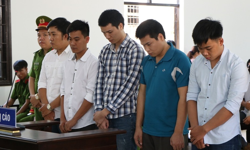 出庭受審的5名被告人。（圖源：唯關）