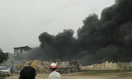 火警現場濃煙滾滾。（圖源：視頻截圖）