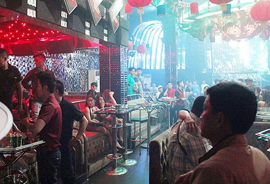 16日凌晨時份，數十名第七郡公安戰士、幹部突擊檢查396酒吧。（圖源：VNE）