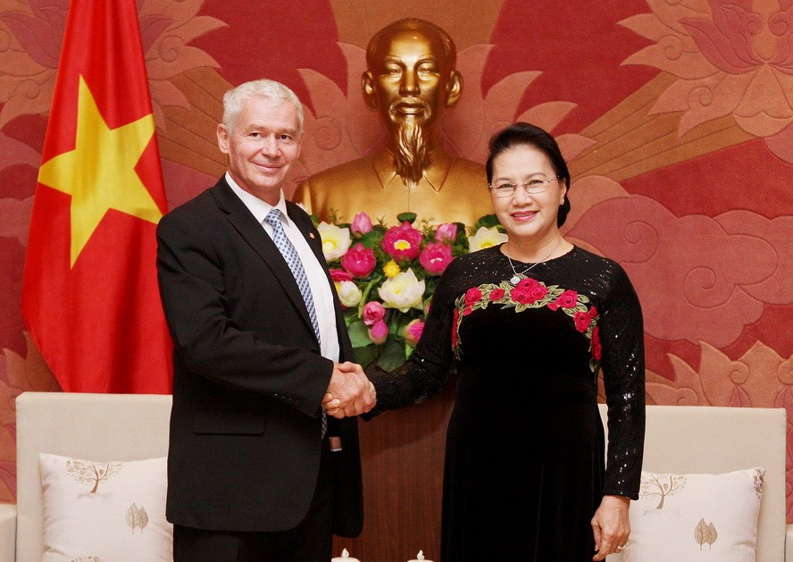 國會主席阮氏金銀(右)接見匈牙利最高人民檢察院長博爾特‧彼得。(圖源:越通社)
