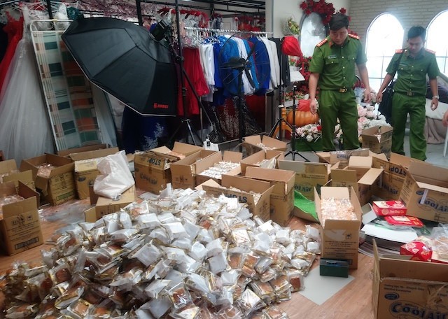 被查獲的品牌標籤違規之月餅。（圖源：明英）